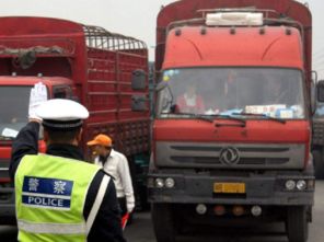 交警提示 這樣的下高速方式一律罰款扣分，最高記12分，道路貨物運輸從業者需警惕